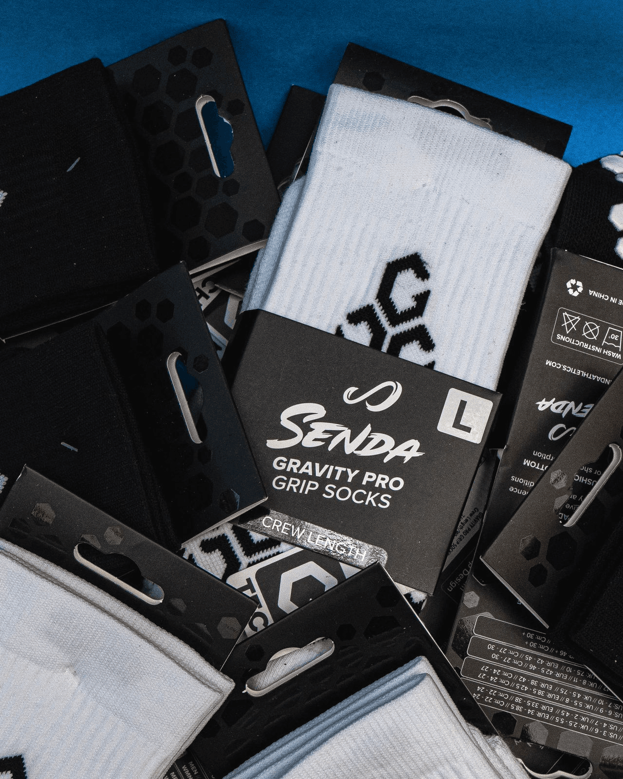 Calcetas antideslizantes Senda Gravity Pro Grip Socks blancas y negras